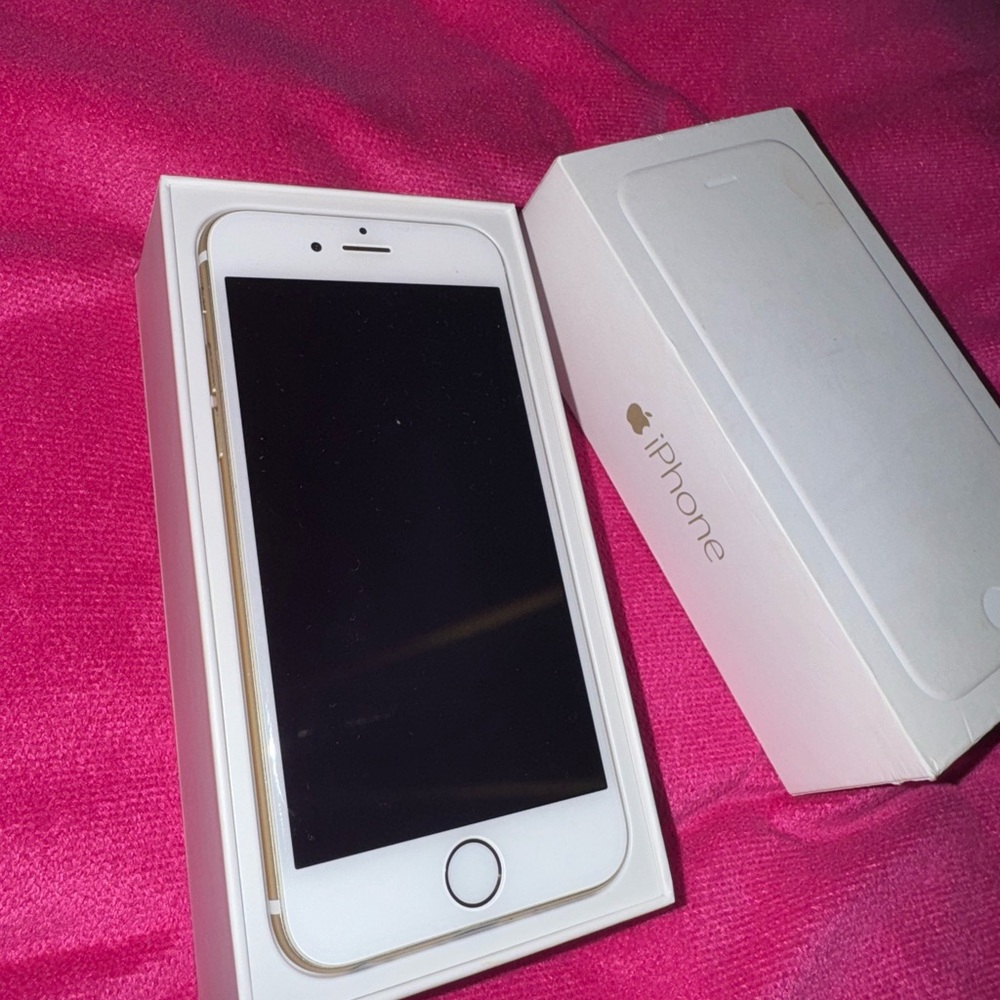Apple Gold iPhone 6 Sleek Design Cell Phone